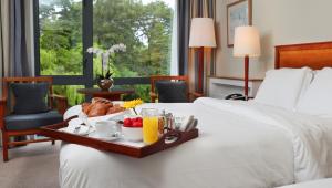 邓多克Ballymascanlon Hotel and Golf Resort的在酒店房间床上的一张食物托盘