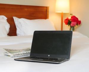 邓多克Ballymascanlon Hotel and Golf Resort的床上的笔记本电脑