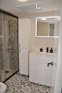 皮内达德马尔Apartamento Sofia的带淋浴和盥洗盆的白色浴室