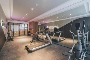 Fengbang上海嘉定江桥嘉怡路地铁站亚朵酒店的健身房,配有跑步机和健身器材