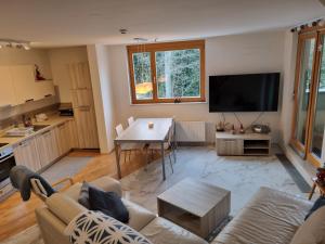霍茨科波霍尔耶Forest View, 2-floor Apartment的客厅配有沙发和桌子