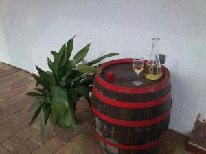 KopačevoB&B Majhen的一瓶葡萄酒和桶装两杯酒