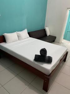 利比里亚Tourquesa Excellent WiFi Private的一张床上的黑毛巾