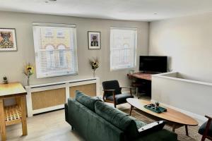 伦敦Sienna's 2 - bedroom apartment, London, N1.的客厅配有沙发和桌子