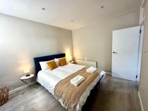 伦敦Sienna's 2 - bedroom apartment, London, N1.的一间卧室配有一张大床和两个枕头