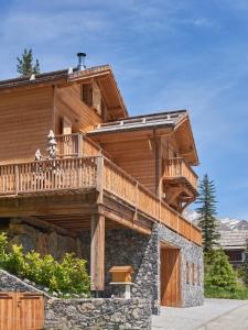 圣埃蒂安德蒂内埃Luxueux chalet avec terrasse Auron的大型木屋 - 带阳台