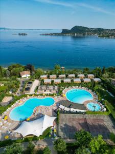 圣费利切德尔贝纳科Campeggio Europa Silvella的享有度假胜地的空中景致,设有2个游泳池
