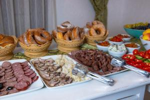 摩尔多维察Vila Victoria Moldovița的一张桌子,上面有不同种类的肉和 ⁇ 