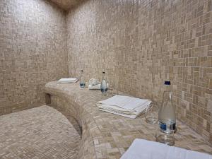 摩尔多维察Vila Victoria Moldovița的浴室设有一张桌子和毛巾