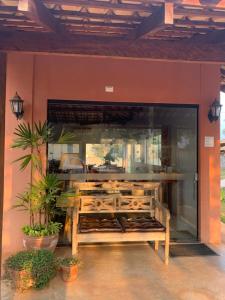博尼图Pousada Cheiro de Mato的餐厅前方设有长凳的窗户