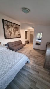塞尔纳克Mas provençal à proximité du Pont Du Gard的一间卧室配有一张床和一张沙发