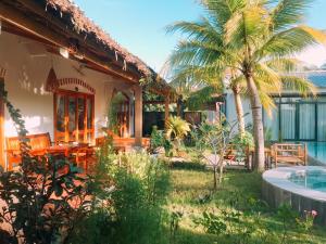 富国Khu Nghỉ Dưỡng Green Bungalow Phu Quoc的一座带游泳池和棕榈树的房子