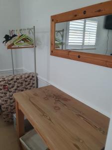 Waldingfield30 Heath Estate的一张木桌,位于带镜子的房间里