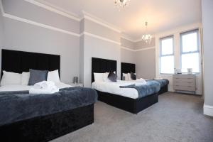 利物浦Hotel Anfield的一间卧室配有两张带毛巾的床