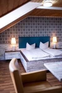 哈勒西尔威勒瑟尔酒店的一间卧室配有两张床,墙上有两盏灯