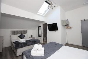 利物浦Hotel Anfield的酒店客房设有两张床和电视。