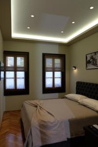 伏罗拉Tebeu coffe and bar的一间卧室设有一张大床和两个窗户。