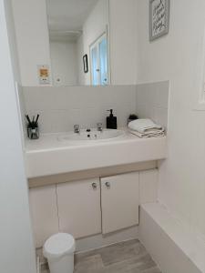 伦敦2 Bed Functional House Close to Manor Park Train Station的白色的浴室设有水槽和卫生间。