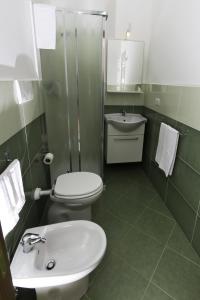 Villaggio RestaDolce Salento的浴室配有白色卫生间和盥洗盆。