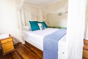CastaraCastara Cottage by Hello Mello的一间卧室配有白色床和蓝色枕头