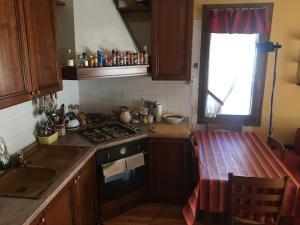 博格塔塞斯特雷Cozy mountains apartments的厨房配有炉灶、水槽和窗户。