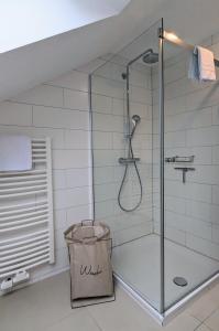 吕丁豪森Moderne Ferienwohnung mit Südbalkon in der Nähe der Stever的浴室里设有玻璃门淋浴