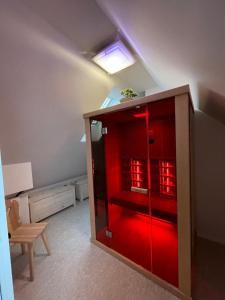 维斯瓦Hyrny Beskid的室内装有红灯的玻璃柜