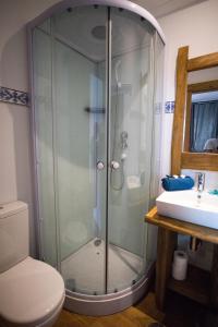 马希库Modern & Recycled Guest House的带淋浴的浴室(带卫生间和水槽)
