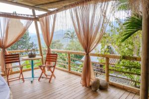 卡利Tabatinga, Hermosa Cabaña Privada en Reserva Natural - Cali Valle del Cauca的客房设有带桌椅的阳台。