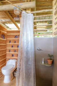 卡利Tabatinga, Hermosa Cabaña Privada en Reserva Natural - Cali Valle del Cauca的设有带卫生间的浴室内的淋浴帘
