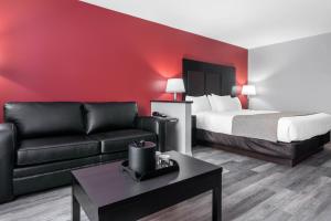 Saint-ApollinaireEconolodge Inn & Suites St-Apollinaire的酒店客房,配有床和沙发