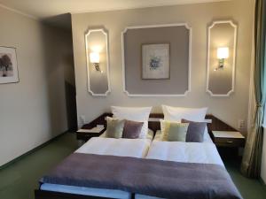 德伯尔恩维贝塔贝酒店的酒店客房带两张床和两面镜子
