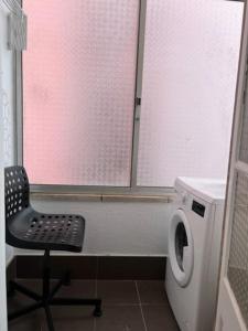 里斯本Romantic and Bright Studio Apartment in Arroios - SSL 2B的一间带椅子和洗衣机的浴室