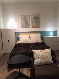 里斯本Romantic and Bright Studio Apartment in Arroios - SSL 2B的卧室配有一张壁画和两张画的床铺。