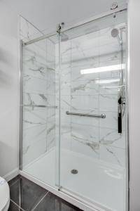 Saint-ApollinaireEconolodge Inn & Suites St-Apollinaire的浴室里设有玻璃门淋浴