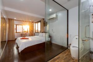 Phumĭ Rœssei LŭkDamnak Phnom Krom Homestay的一间带一张床、淋浴和卫生间的浴室