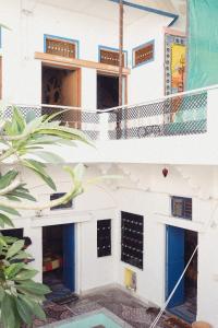 布什格尔Shiva Guest House的享有庭院房屋的2个景致