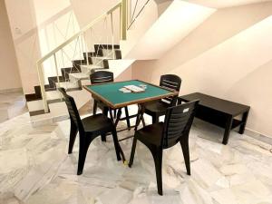 八打灵再也6-12pax The Premium House - The Heart Of Sunway的一间带桌椅和楼梯的用餐室