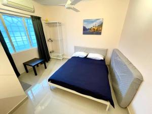 八打灵再也6-12pax The Premium House - The Heart Of Sunway的一间卧室设有蓝色的床和窗户。