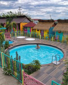 比利亚维哈Dunas Tatacoa的度假村游泳池里的人