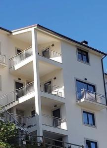 阿尔德亚达斯Casa da Forja的带阳台的白色公寓大楼