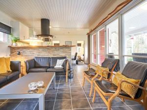 维斯特索马肯4 person holiday home in Aakirkeby的客厅配有沙发、椅子和桌子