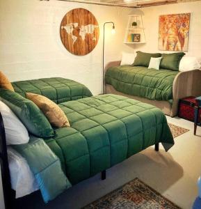 亚基马Centrally located, family and furry friendly fun!的客厅设有两张床和绿色的搁脚凳