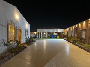 塔伊夫شاليهات ليالي زين الشرف 1的一座带游乐场的建筑的庭院