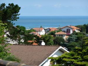 安格雷Appartement Ranavalo Pays Basque的享有拥有房屋的城镇和大海的景色