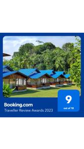 El ValleCoco Loco Lodge的蓝色屋顶的度假村网页的屏幕