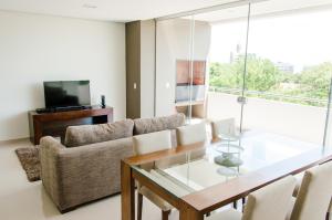 亚松森Realty PY Saravi的客厅配有玻璃桌和沙发
