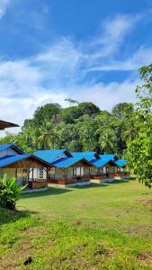 El ValleCoco Loco Lodge的一座建筑,有蓝色的屋顶,有树木