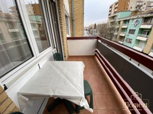 弗尔沙茨Moment Apartman Vrsac的阳台配有白色桌子和窗户。