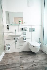 米赫拉克尔施费斯艾克酒店的白色的浴室设有水槽和卫生间。